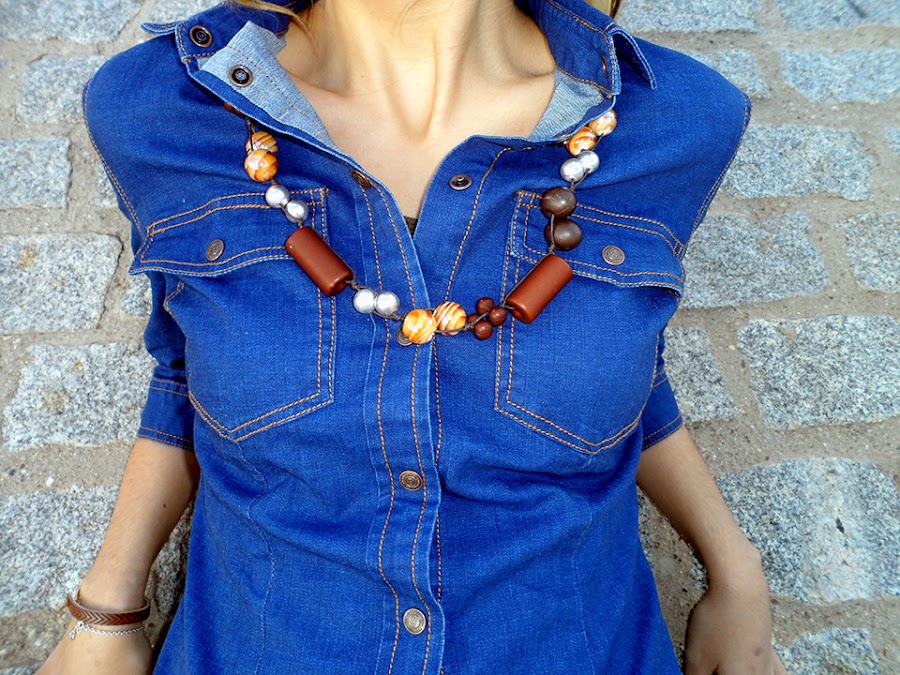 Vestido vaquero abrochado por botones delanteros y sneakers blancas