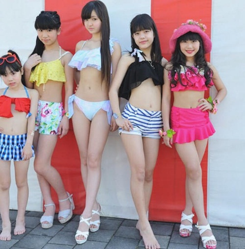 Nhật: Bé gái 12 tuổi bị "ném đá" vì mặc bikini biểu diễn