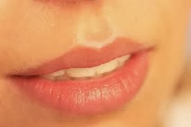 5 Cara Untuk Memerahkan Bibir Silang Jari