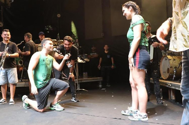 Carnaval: Homem pede namorada em casamento e recebe ajuda de Mano Walter