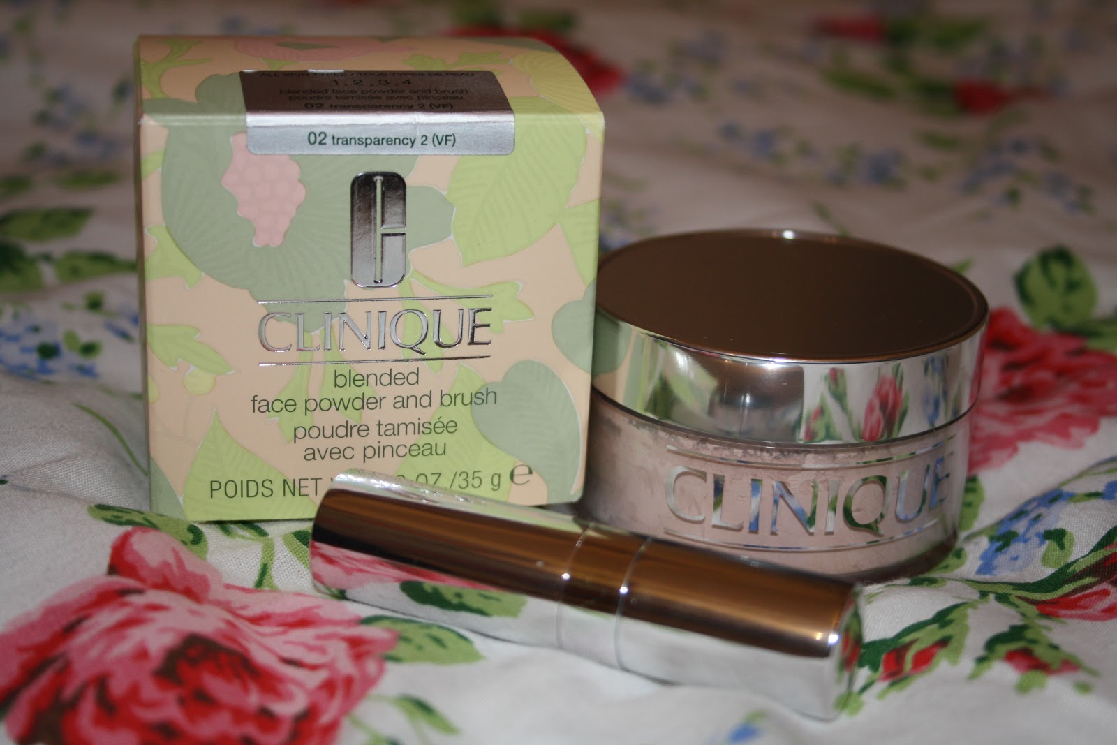 Clinique face powder and brush PRETTY YOUNG