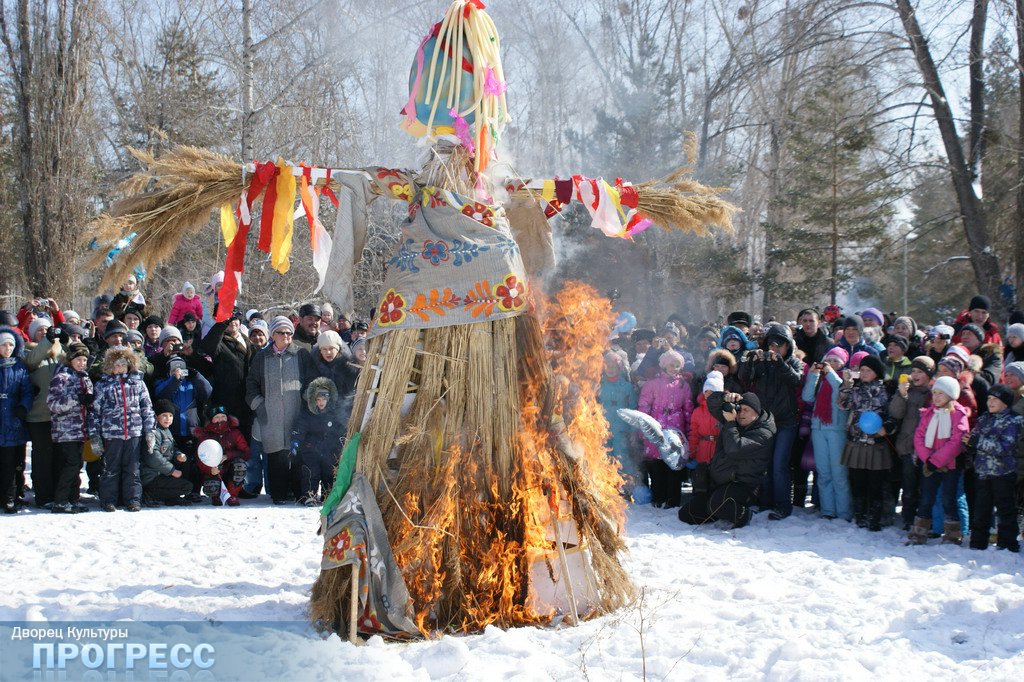Как проходить чучело. Соломенное чучело на масленицу. Чучело масленицы. Праздник проводы зимы. Празднование масленицы.