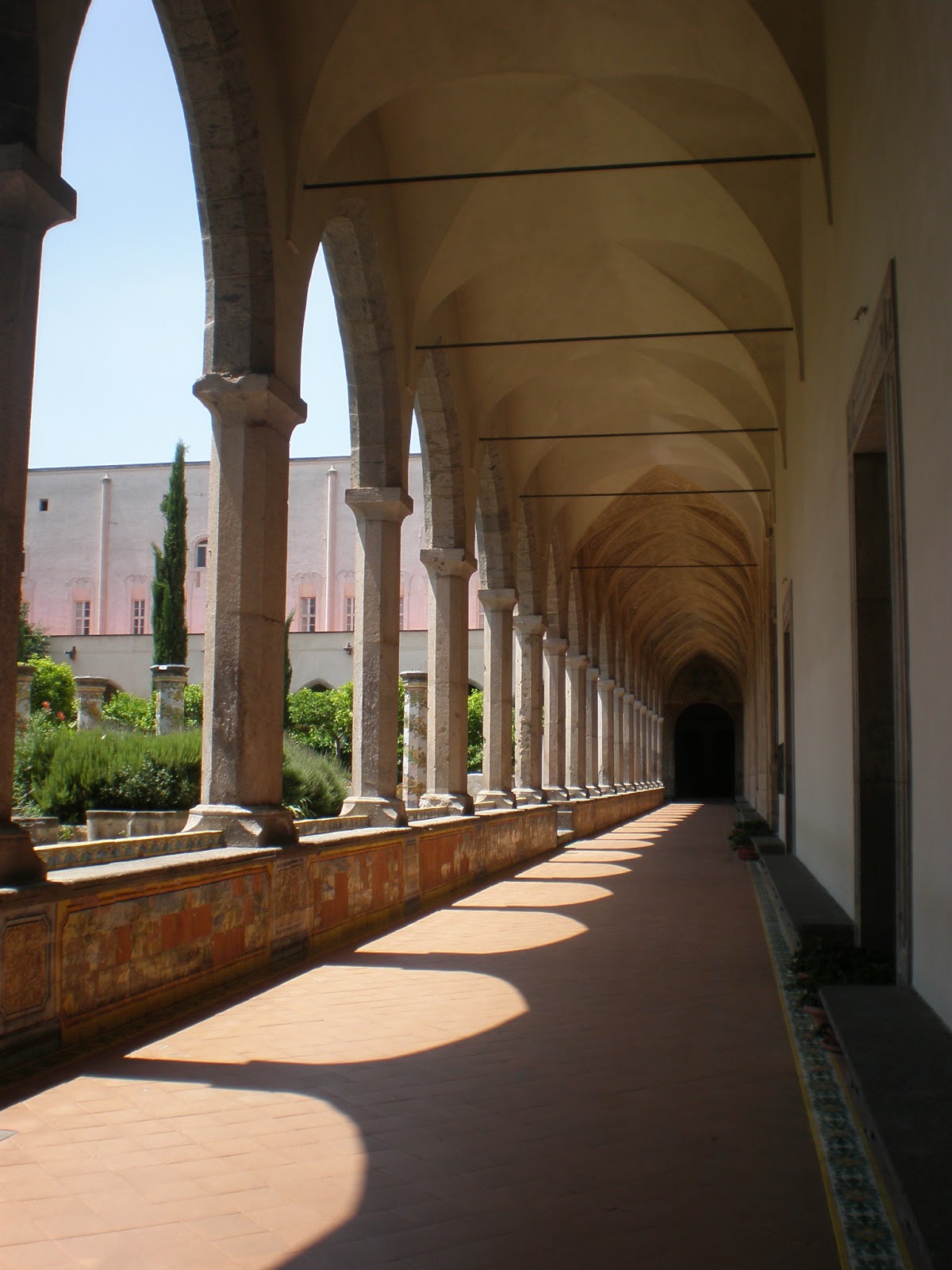 Un Sardo In Giro Il Chiostro Maiolicato Di Santa Chiara