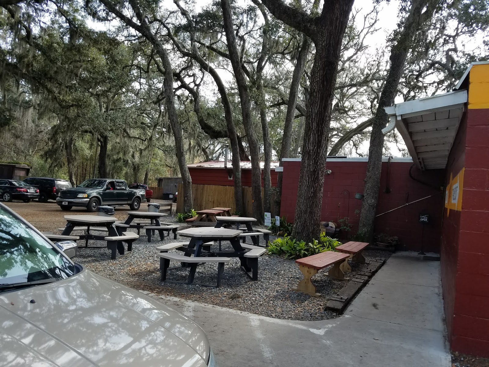 Smoked Pig and Sweet Tea: Woodpecker's Backyard BBQ- St. Augustine, FL
