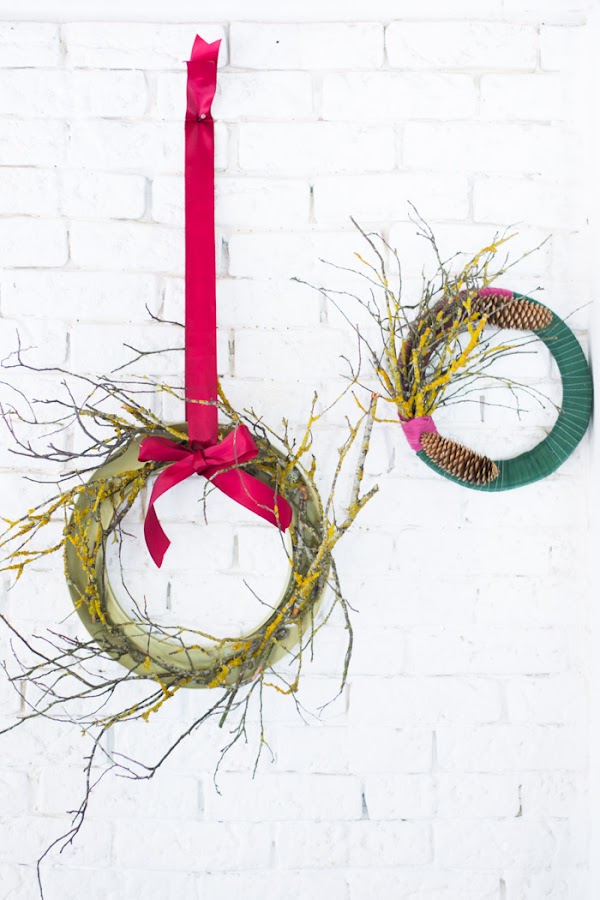 Coronas de Navidad con tela y ramas