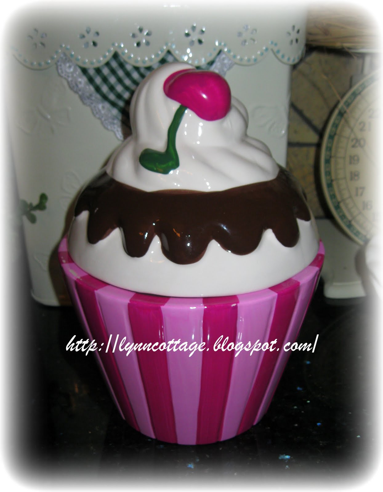 lynn's cottage CERAMIC & CANISTER CUPCAKE......