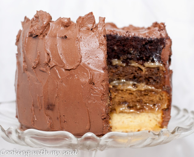 Tort cu blat de iaurt, crema de caramel si ciocolata /       Cake with yogurt and caramel filling