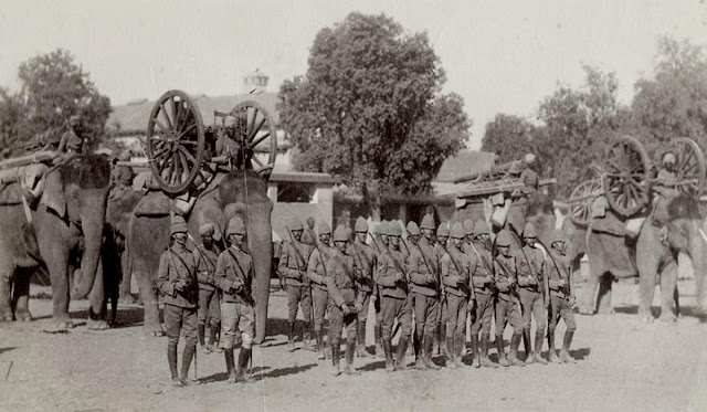 Артиллерийская батарея британских колониальных войск в Индии  на слоновьей тяге. 1890 год, Пешавар