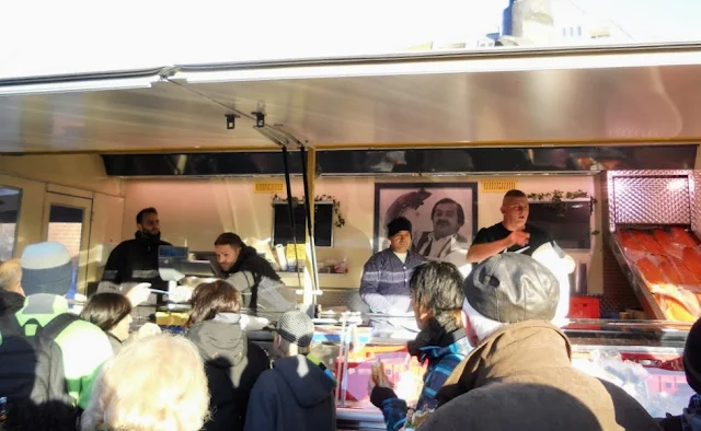 Cool things to do in Hamburg: Watch the fishmongers at Hamburg Fischmarkt