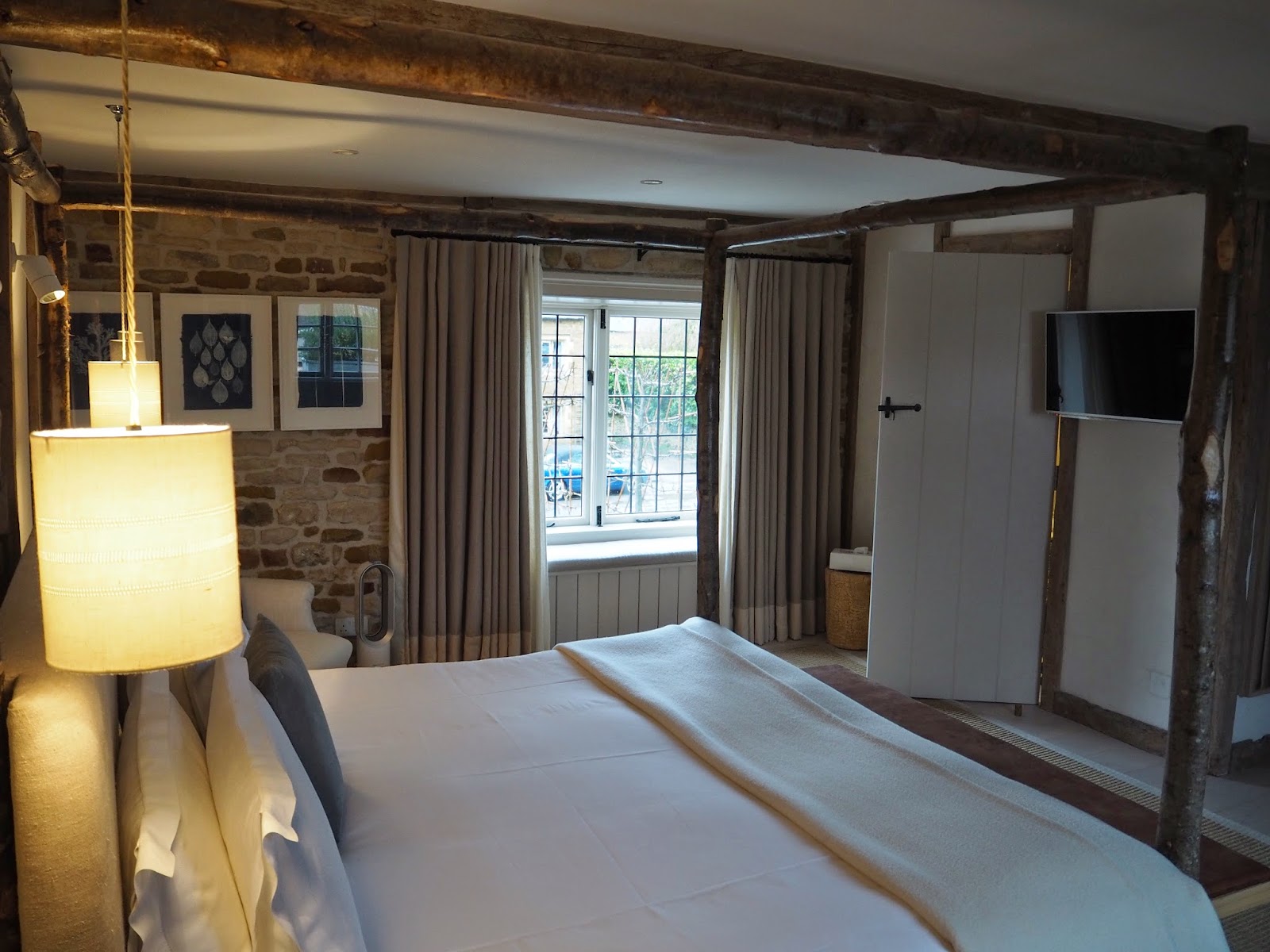 Travel - The Wild Rabbit, The Cotswolds - Roses and Rolltops
