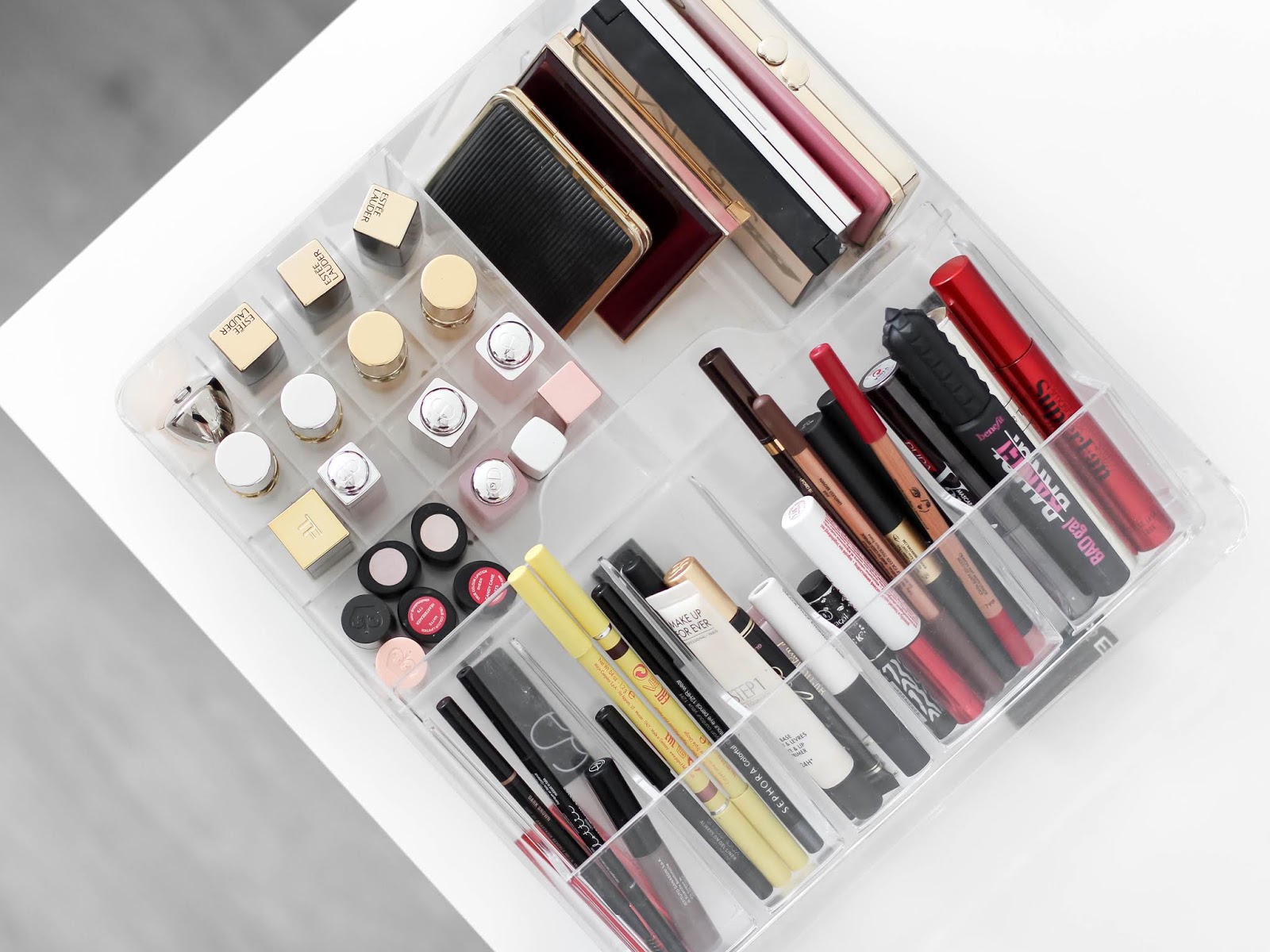 organizace-kosmetiky-makeup-stolek organizace šuplíků s kosmetikou