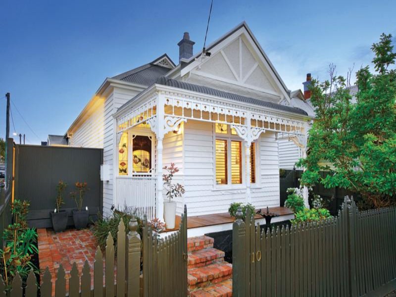 белый деревянный дом фасад. американский деревенский дом. тини хаус американский. дом с белым фасадом. белый деревенский дом.