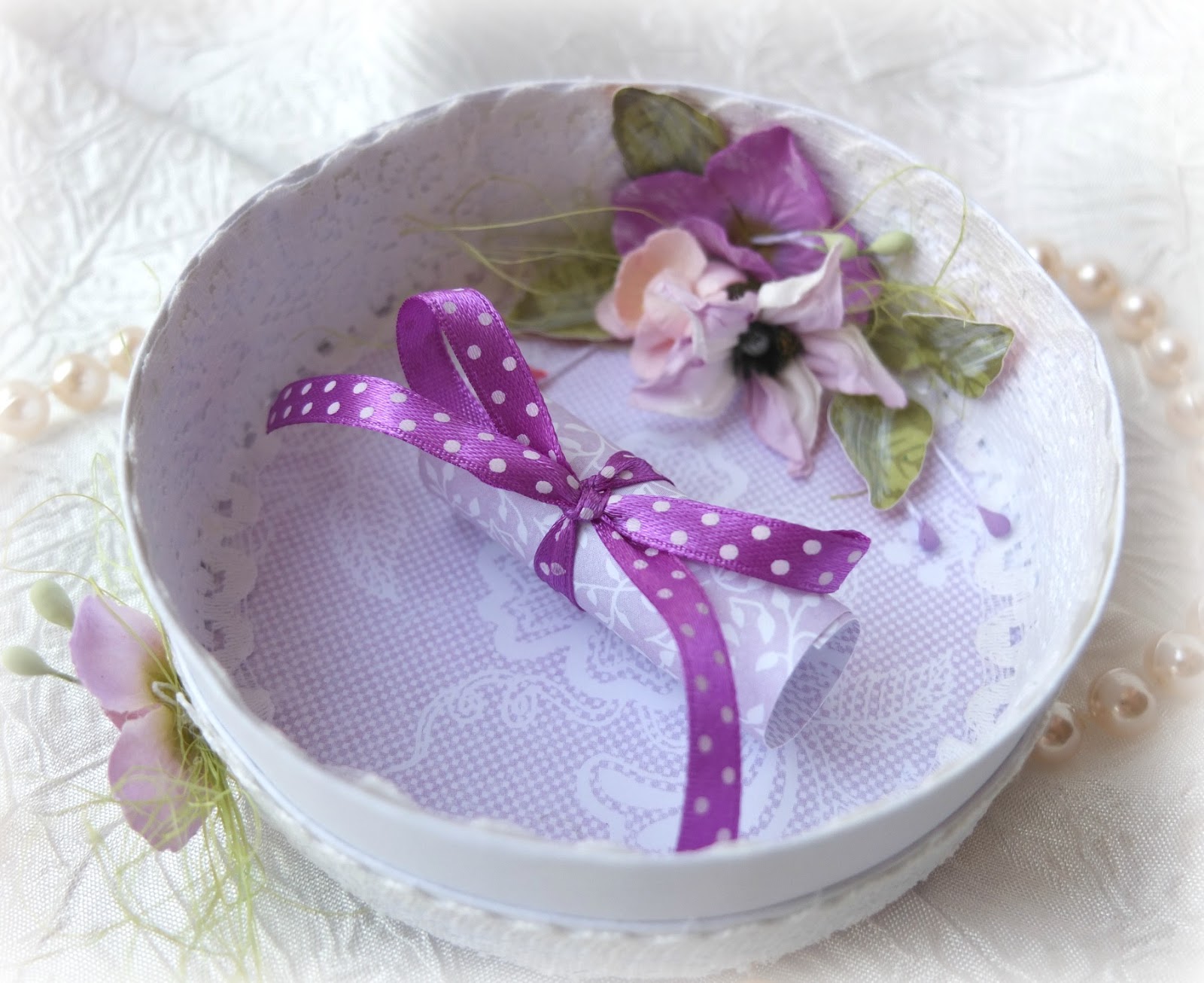 шкатулка из пластиковых бутылок. поделка из коробки от торта. из коробки из под торта. из коробки от торта. декор коробки из под торта.