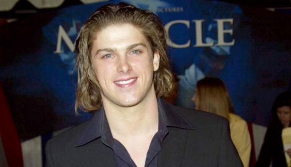 انتحار ممثل أمريكى شهير بالرصاص فى سيارته