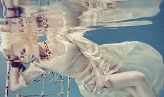 Fotografia de mujer rubia bajo el agua