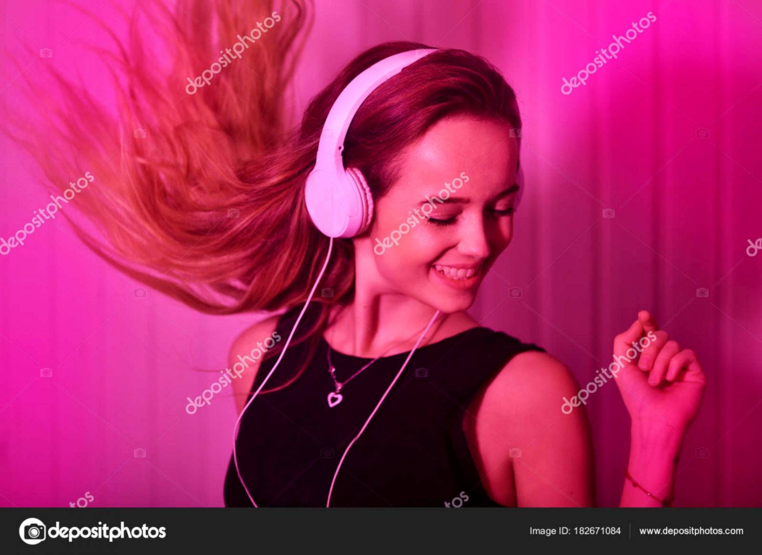 Музыки над головой. Девушка в наушниках. Девушка в розовых наушниках. Красивая девушка в наушниках фото.