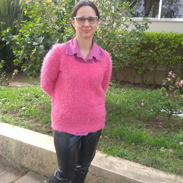 Suéter rosa e calça de couro
