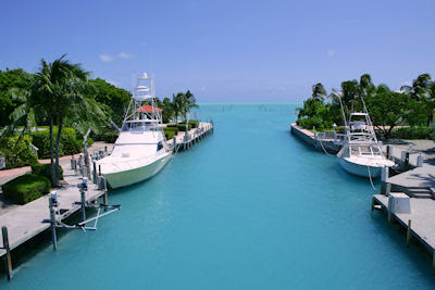 Botes de pesca - Florida Keys fishing boats in turquoise waterway