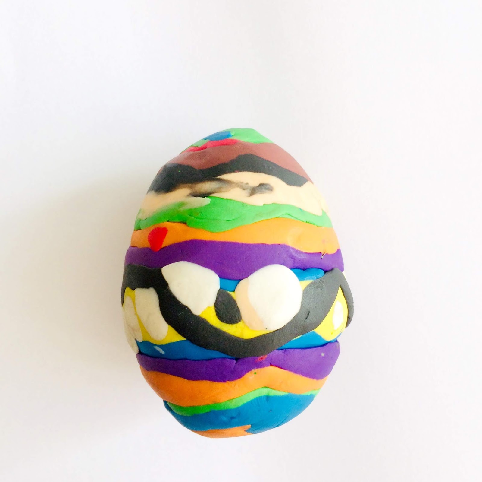 Ouă decorate cu plastilină