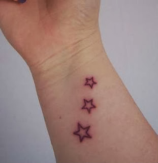 tatuagens-femininas-pulso-estrelas-foto