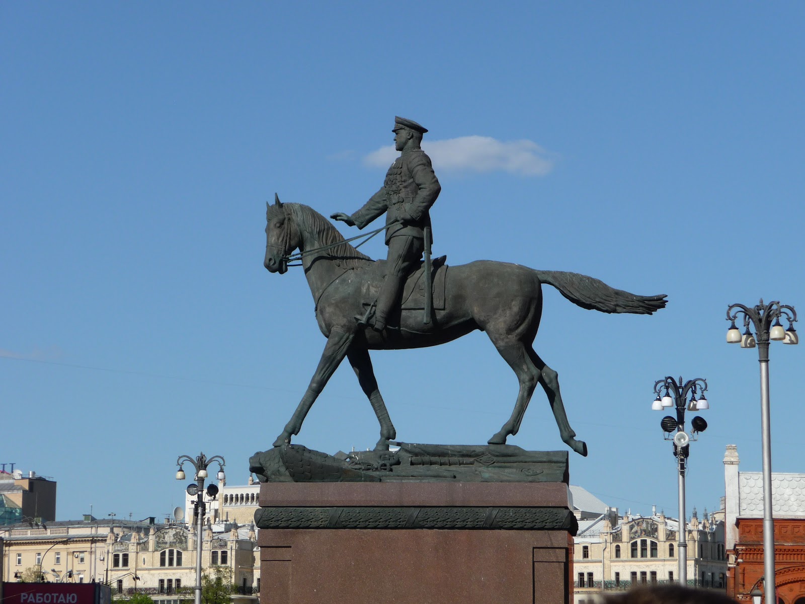 Какие памятники культуры 20 века. Памятник Жукову в Москве. Памятник полководцу Жукову в Москве. Памятник маршалу Жукову конный. Памятник Жукову на коне в Москве