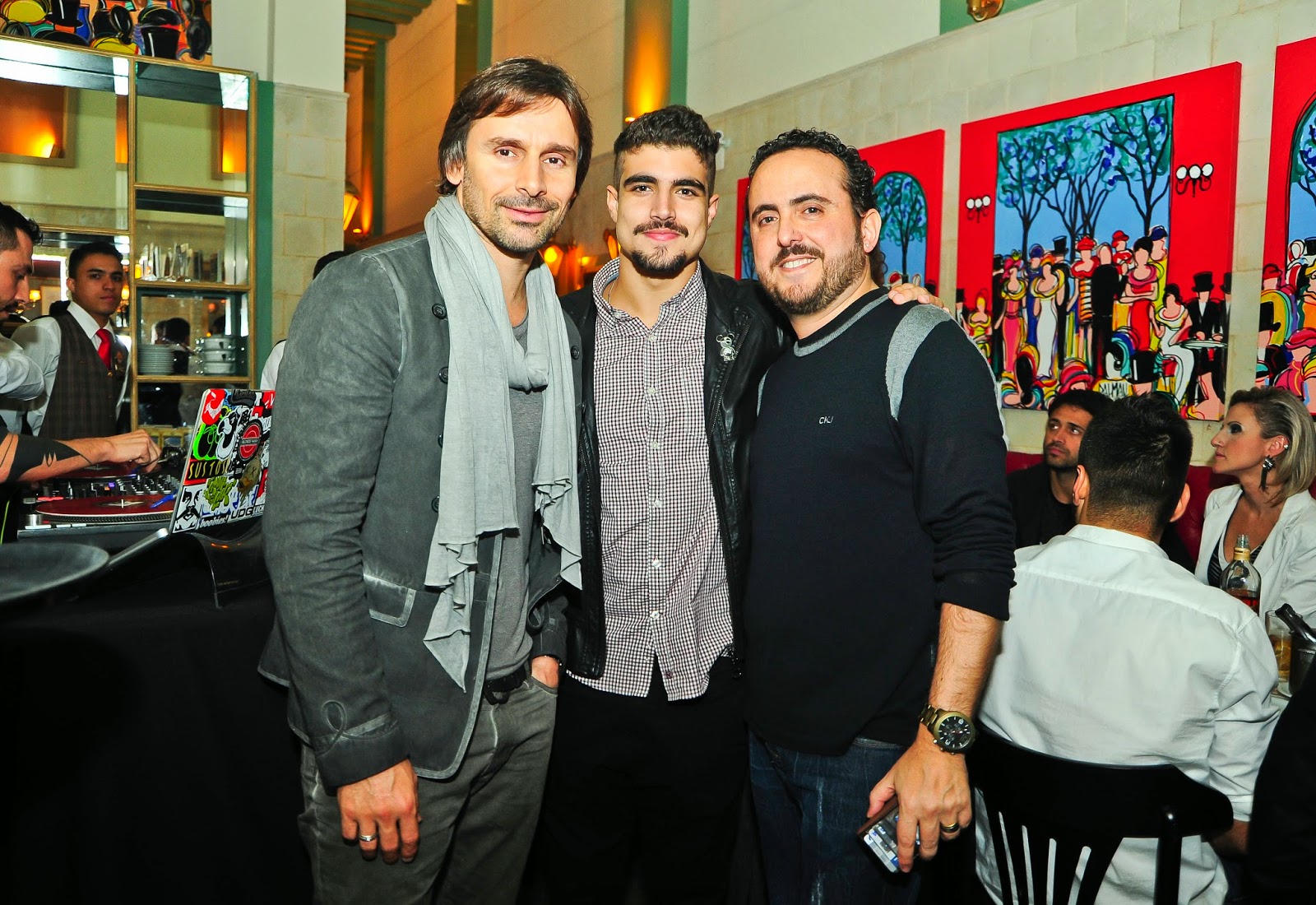 Isaac Azar recebe famosos na abertura do Paris 6 Vaudeville em São Paulo