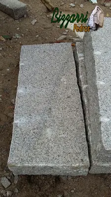 Pedra folheta de granito.