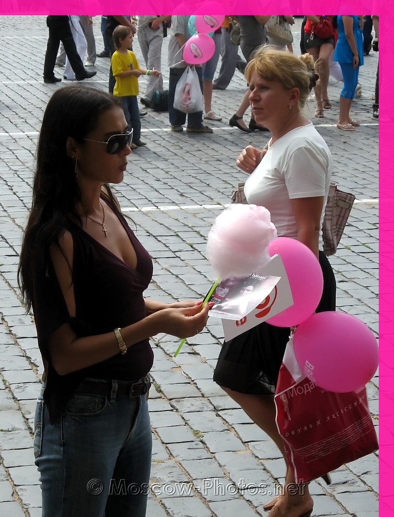 Lady eating candy-floss at Glamour Stiletto Run