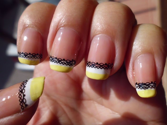 Manicura francesa amarilla y blanca