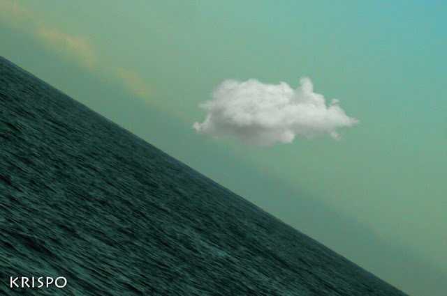 una nube suspendida sobre un mar inclinado