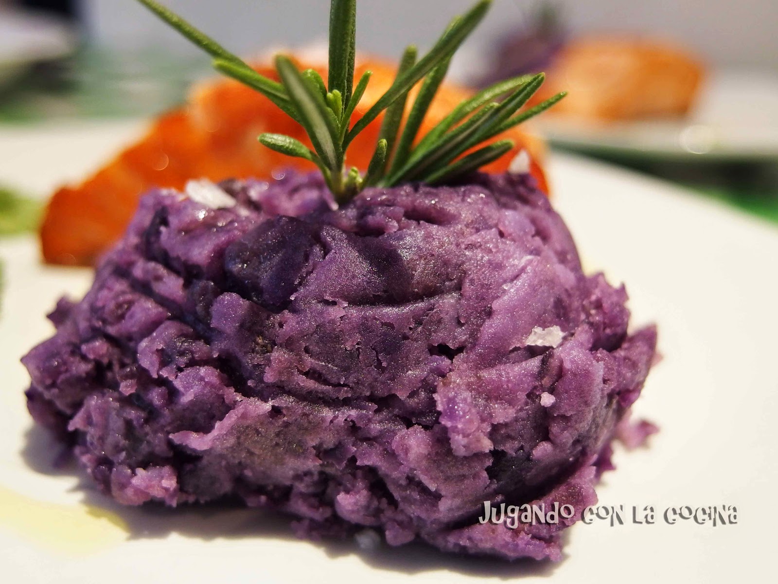 Puré de patata violeta con huevo mollet