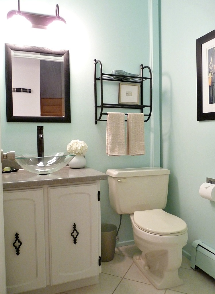 Budget Friendly Half Bath Makeover with Aqua Walls Dans le Lakehouse