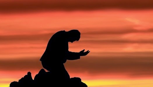 Investigación revela principales motivos de oración de evangélicos Hombre orando