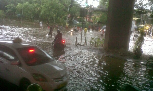 Hujan Sebentar Kacaukan Jalanan Jakarta