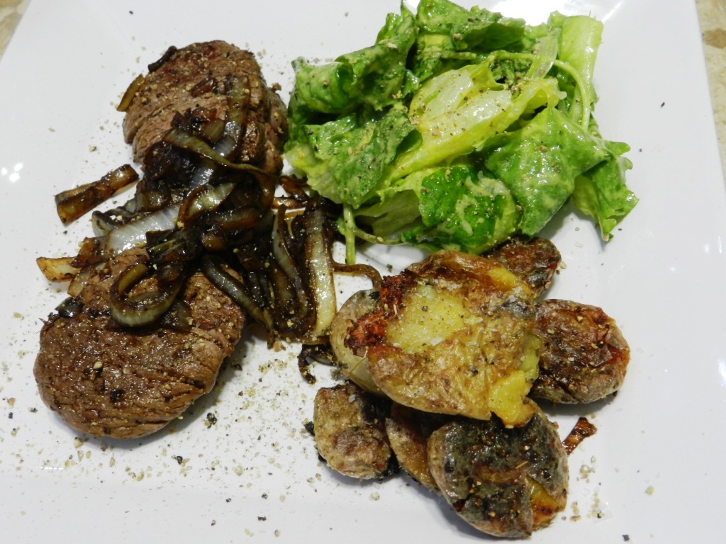 Pasta e Porcini Medalhões de Filet com Batatas ao Murro e Salada