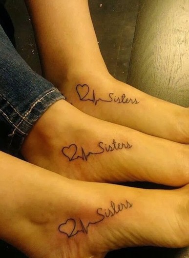 tres pies apoyados con tatuajes de la frase sisters
