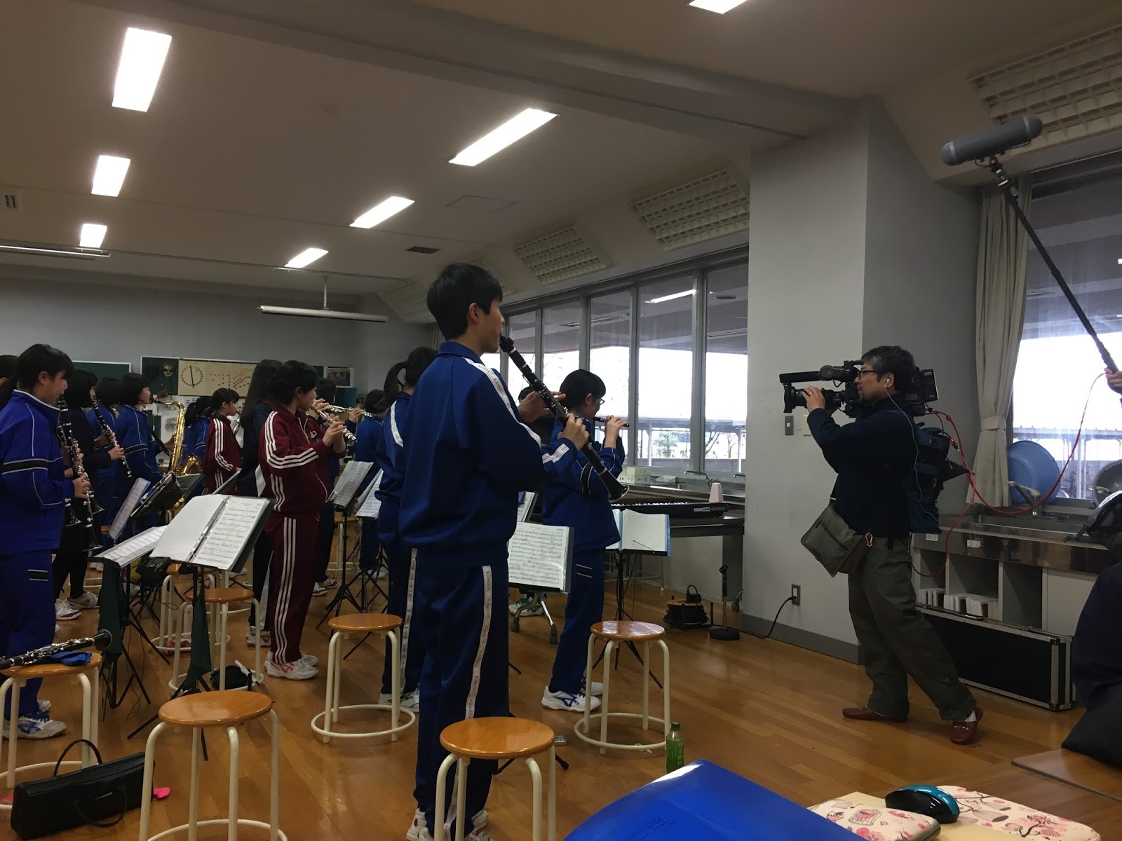 響 スタバをスイーツ屋にするな ジョイント中間発表会