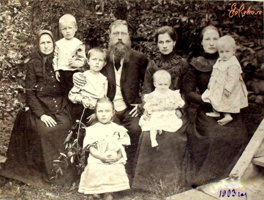 Первая семья в мире. Старинные семейные снимки. Старинные фотографии семьи. Старые семейные фотографии. Русская семья в 1913г фот.