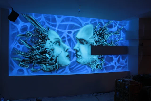 Mural UV świecący w ciemności, mural 3D, jest to biomechanika, obraz namalowany został na ścianie farbami ultrafioletowymi. Inowrocław 