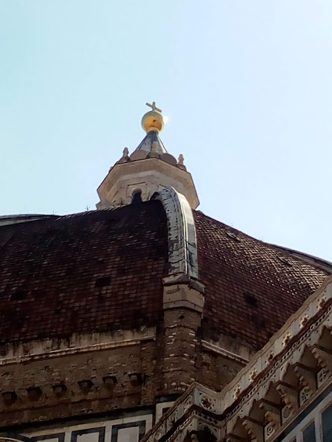 Le plus haut point du Duomo de Florence : la croix sur la lanterne de la coupole qui culmine à 116,5 mètres.