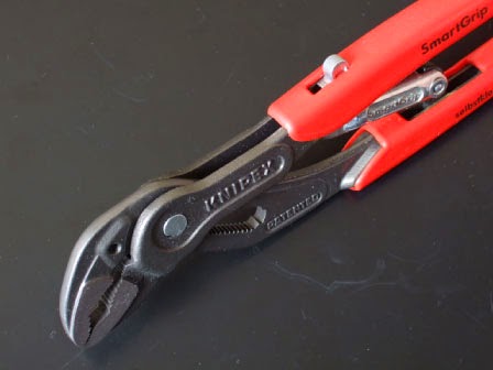 スマートグリップ
クニペックスさんはいいウォーターポンププライヤーを作りましたね。 KNIPEX(クニペックス)8501-250 スマートグリップ ホント不思議だけど使用感も自然だし、やっぱり欲しくなっちゃいますね。