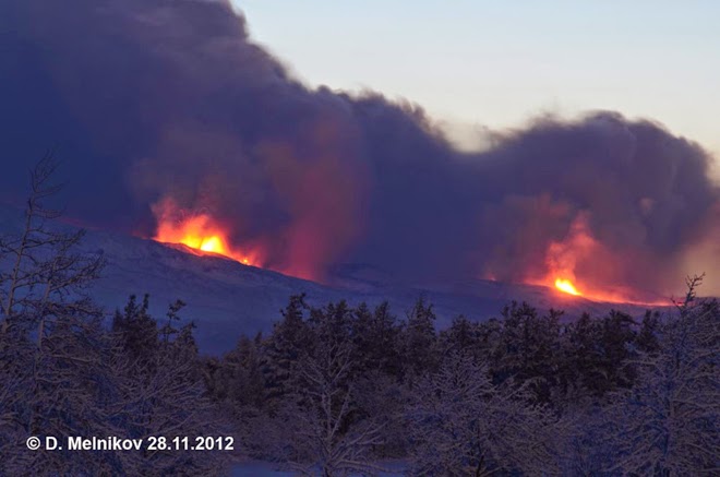 Eruption des cônes Menyailov et Naboko du volcan Tolbachik, 28 novembre 2012