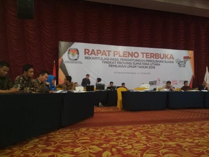 Rapat pleno KPU. Rapat pleno KPU.