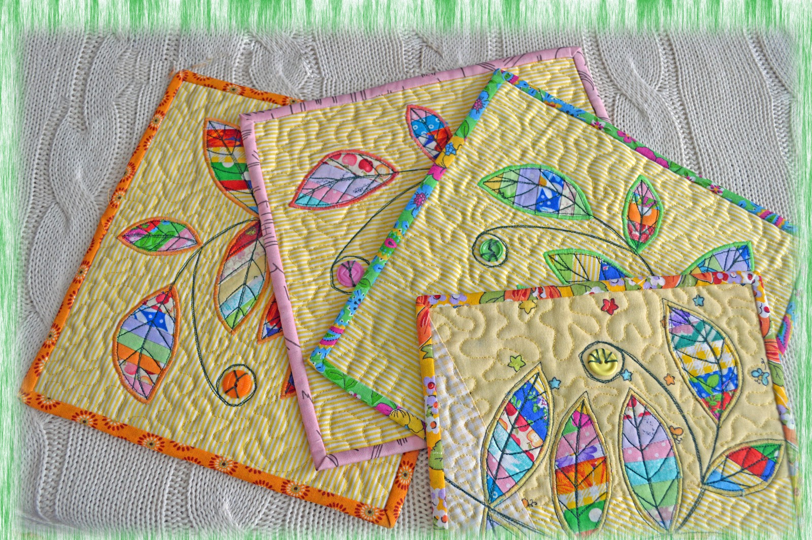 Ланчматы пэчворк своими руками схемы и размеры. Салфетки из Лоскутов. Пэчворк ланчматы салфетки Прихватки. Ланчматы пэчворк мастер класс. Лоскутки тряпочки.