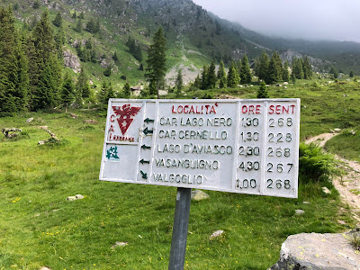 Signs along trail 268 to Cinque Laghi.