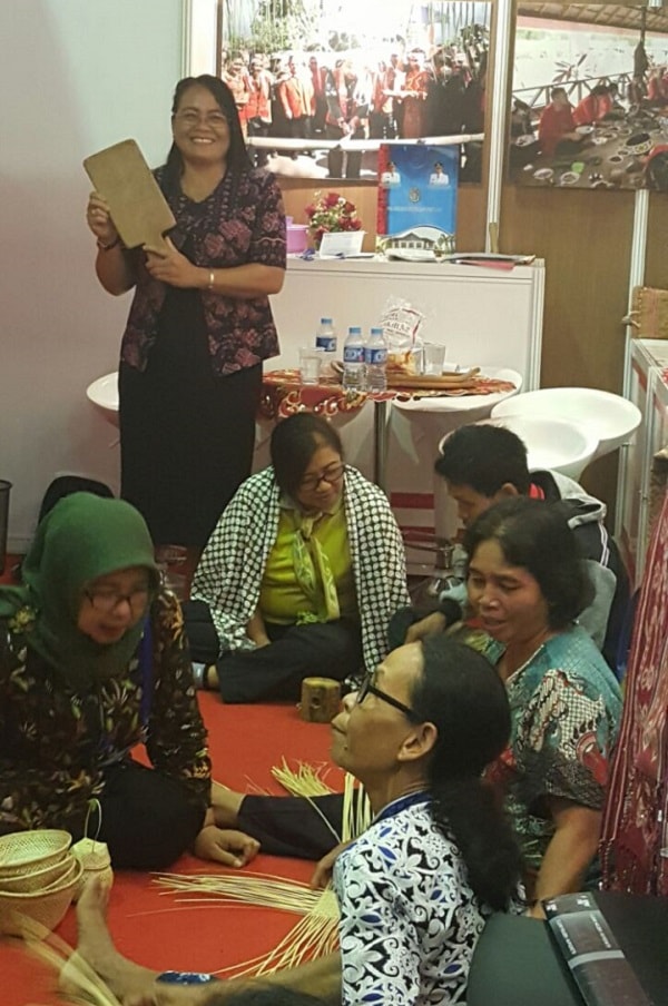 Pengunjung Dari MNC Group Mengaku Tertarik Dengan Kerajinan dan Tenun Asal Sekadau Pengunjung Dari MNC Group Mengaku Tertarik Dengan Kerajinan dan Tenun Asal Sekadau