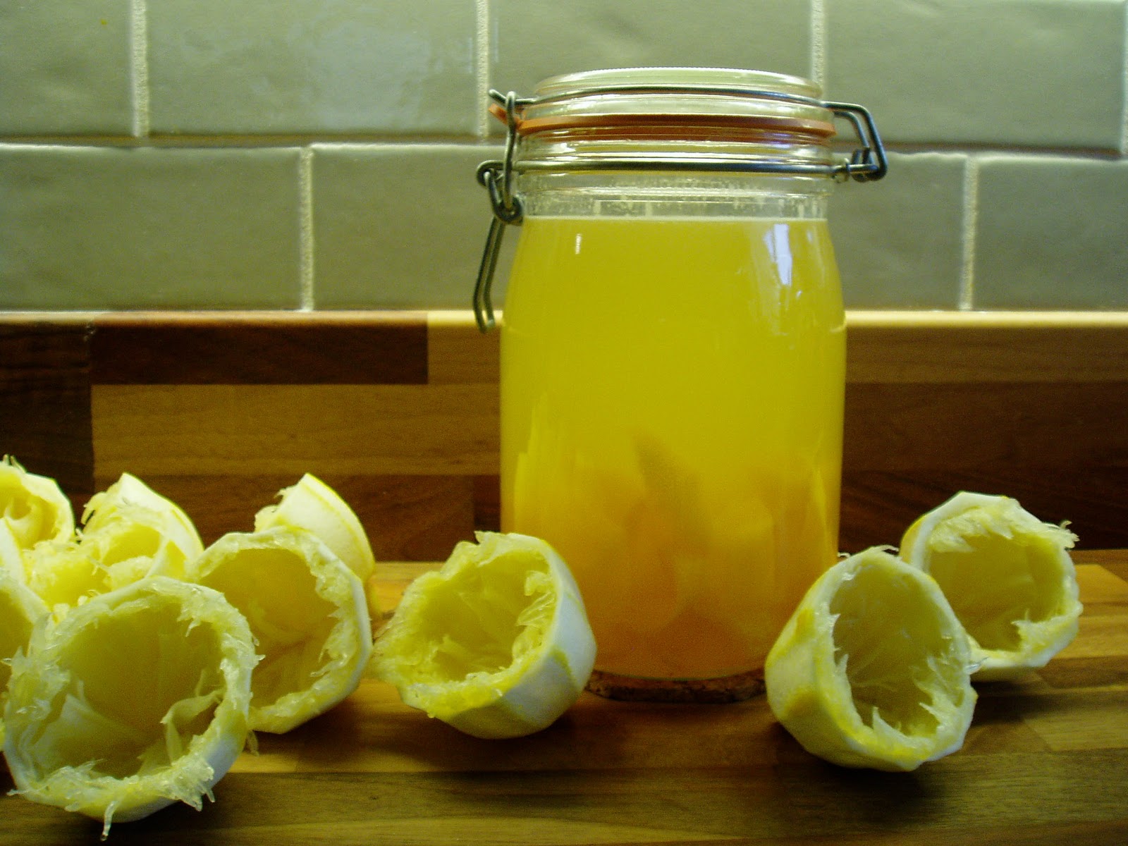 Как приготовить лимончелло в домашних. Лимончелло на самогоне. Лимоны для Лимончелло. Лимончелло вода. Отвар из лимона.