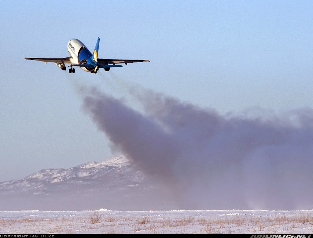 B 52 bomber take off. Самолет загрязняет воздух. Самолет загрязняет воздух. Загрязнение от самолетов. Воздушный транспорт.