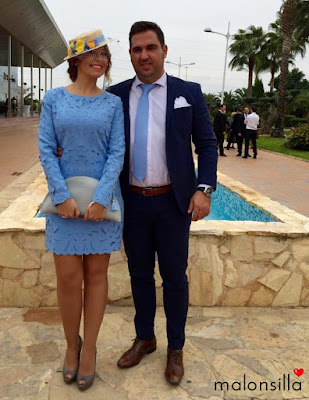 Sabrina de boda con nuestro canotier Argentina en azul lavanda y bolso a conjunto byMalonsilla.
