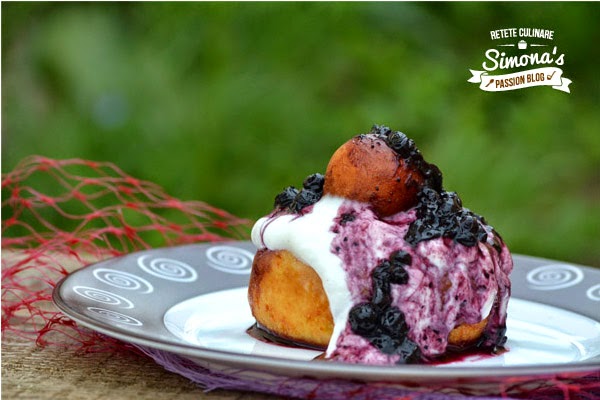 Papanasi cu smantana si dulceata de afine